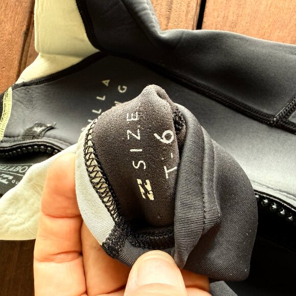 Quicksilver Wetsuit Kids size 6 - Picture 3 of 4